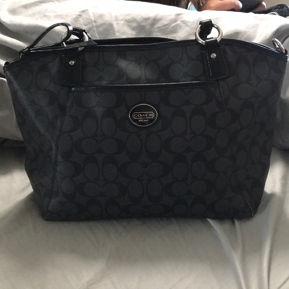 Coach Bag Leather, gently used. Lg side pockets